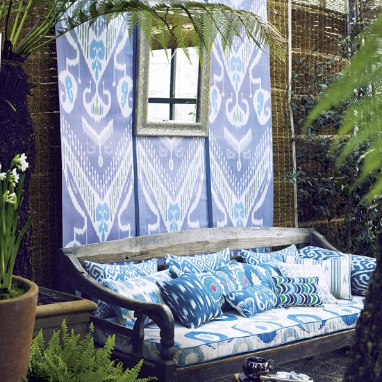 Chiếc ghế mộc mạc với những họa tiết mát mắt sẽ rất hợp cho "phòng khách" ngoài vườn.